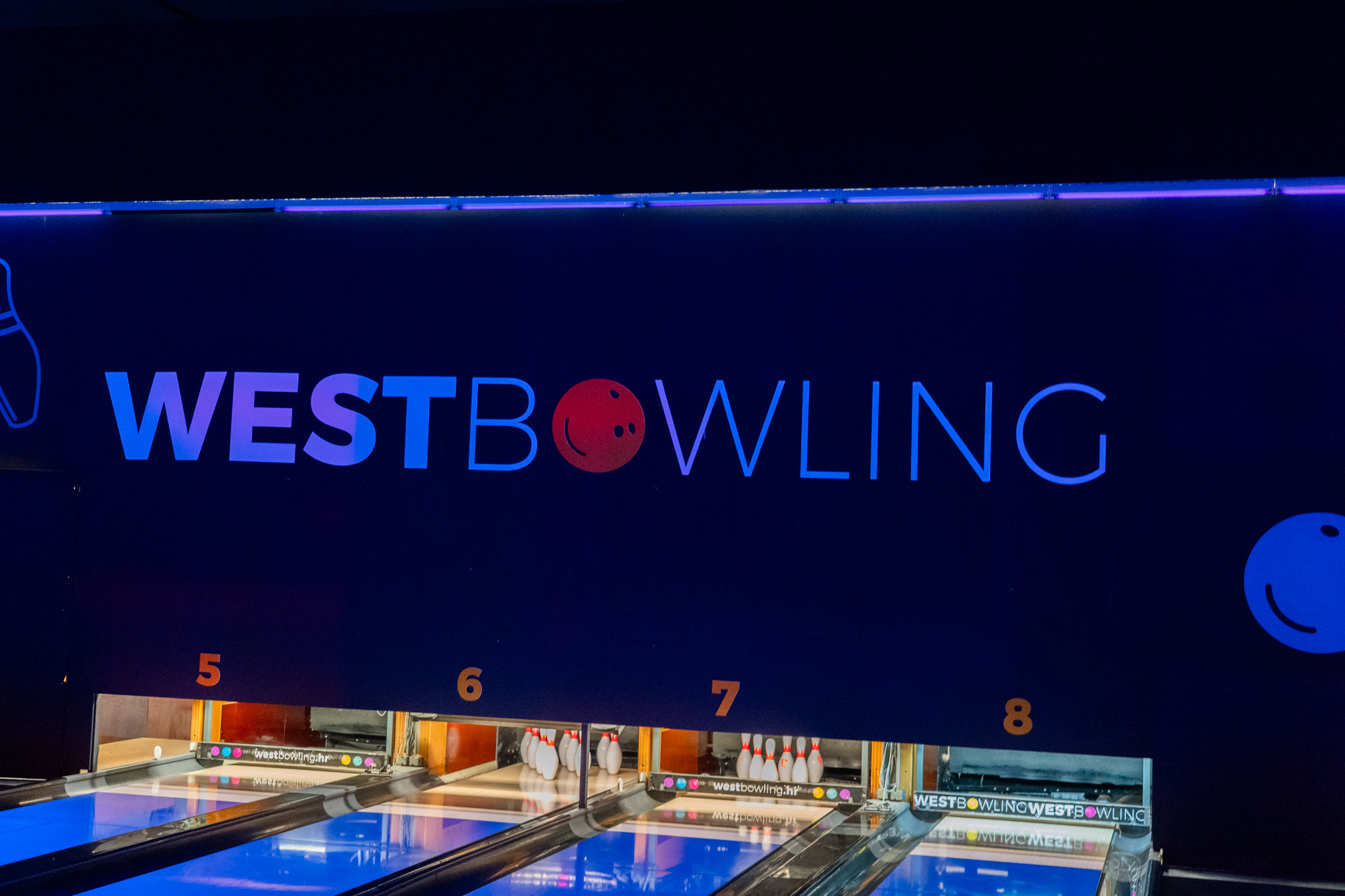 West Bowling - blistavi natpis iznad staza